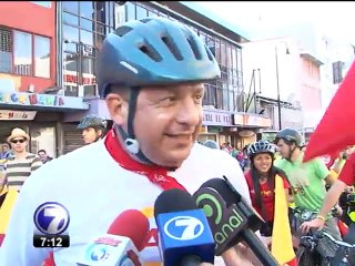 Con recorrido en bicicleta y concierto, Luis Guillermo Solís se congrega con los jóvenes