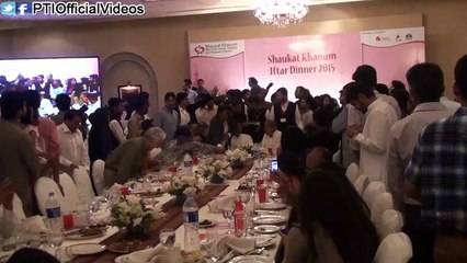 Télécharger la video: Chairman PTI Imran Khan At Shaukat Khanum Iftar Dinner Serena Hotel Islamabad 30 June 2015