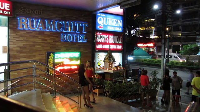 NIGHTIME BANGKOK : Thai Girl Street Walkers @ Thermae Coffee Shop , Sukhumvit Road , Bangkok