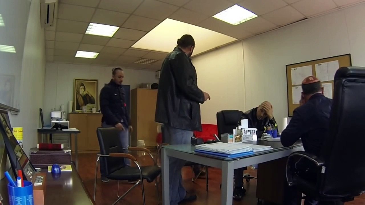 CRAME CRACHE: Raquette à Bobigny (caméra cachée)