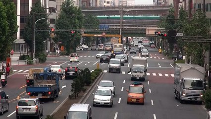 白バイ2台で違反車両3台を一気に検挙。Two white police motorcycles arrest three violation vehicles.