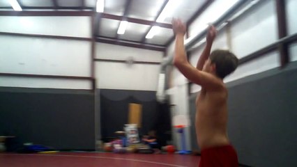 5'9'' white kid dunks!