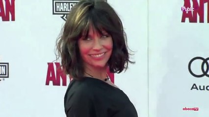 Exclu vidéo : Evangeline Lilly : radieuse et enceinte, elle dévoile son baby-bump à l’avant-première d’Ant-Man !