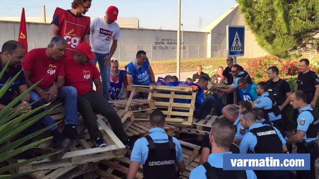 Les forces de l'ordre débloquent l'entrée de la prison de La Farlède