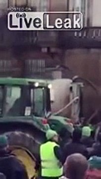 PROTESTING French FARMERS Dump & SPRAY SHIT All Over GOVERNMENT Buildings