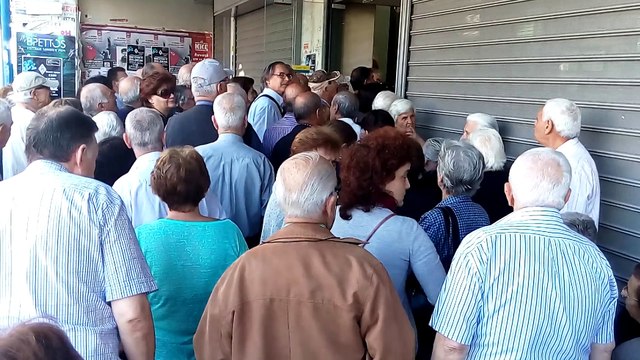 Άνοιξαν οι τράπεζες στη Λαμία. Ουρές από τους ηλικιωμένους