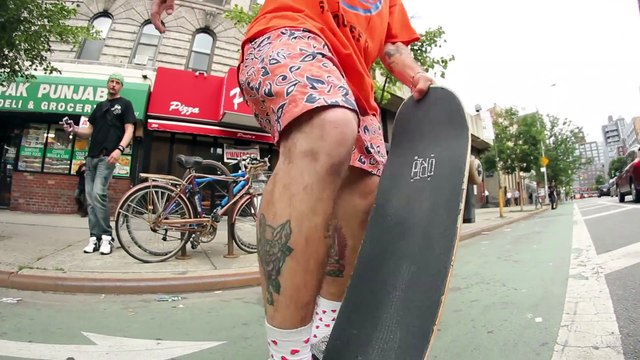 Faire du Skate avec les ADIDAS de Kanye West et les détruire - Yeezy Boost 350s à 1000$