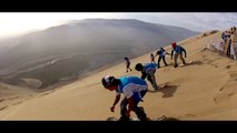 Ils skient sur des dunes de sable dans un désert au Pérou