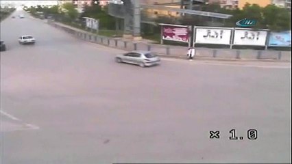 Otomobil genç kızı metrelerce yukarı fırlattı