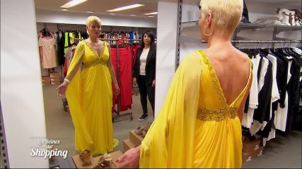 Marie essaye une robe de gala à 450 euros !