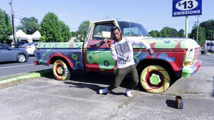 La danse de cette homme est presque hypnotique !