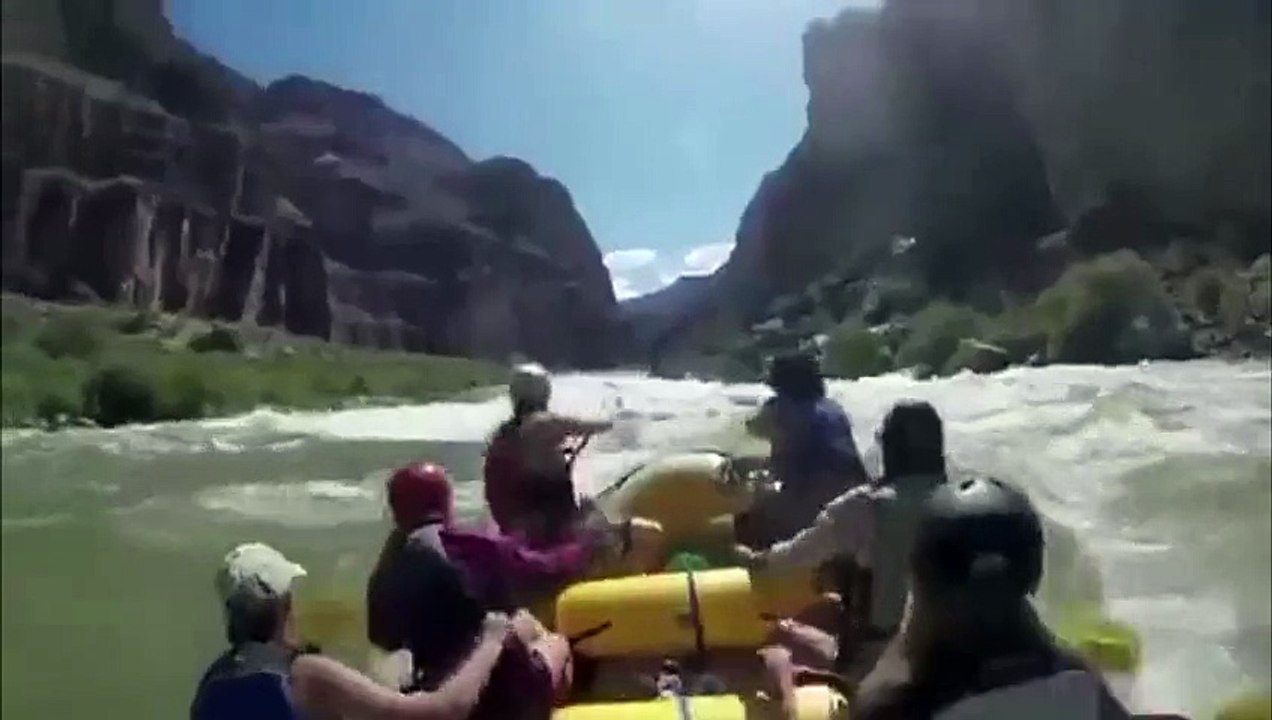 Du rafting et une grosse vague