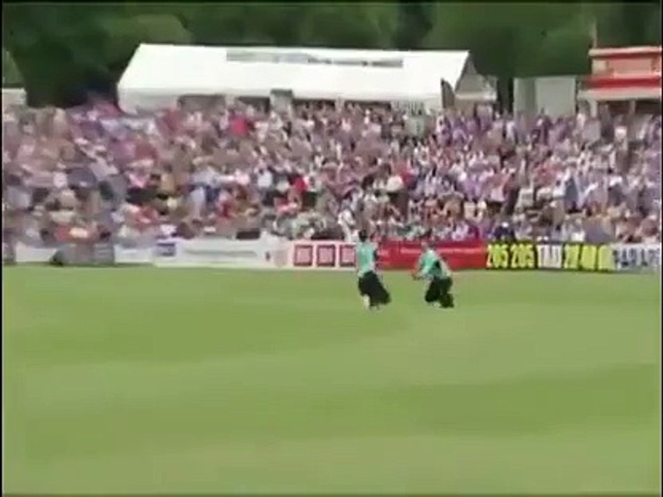 کرکٹ میچ کے دوران دو کھلاڑیوں میں خطرناک تصادم -letest 2015