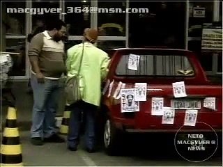 Pegadinha - Ivo Holanda Passando por Politico e cola santinho nos carro e apanha.