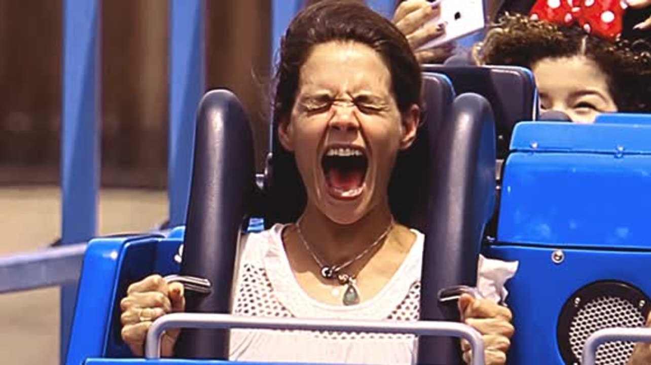 Katie Holmes mit Suri im Disneyland