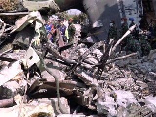 Indonésie: le bilan du crash d'un avion militaire monte à 142 morts