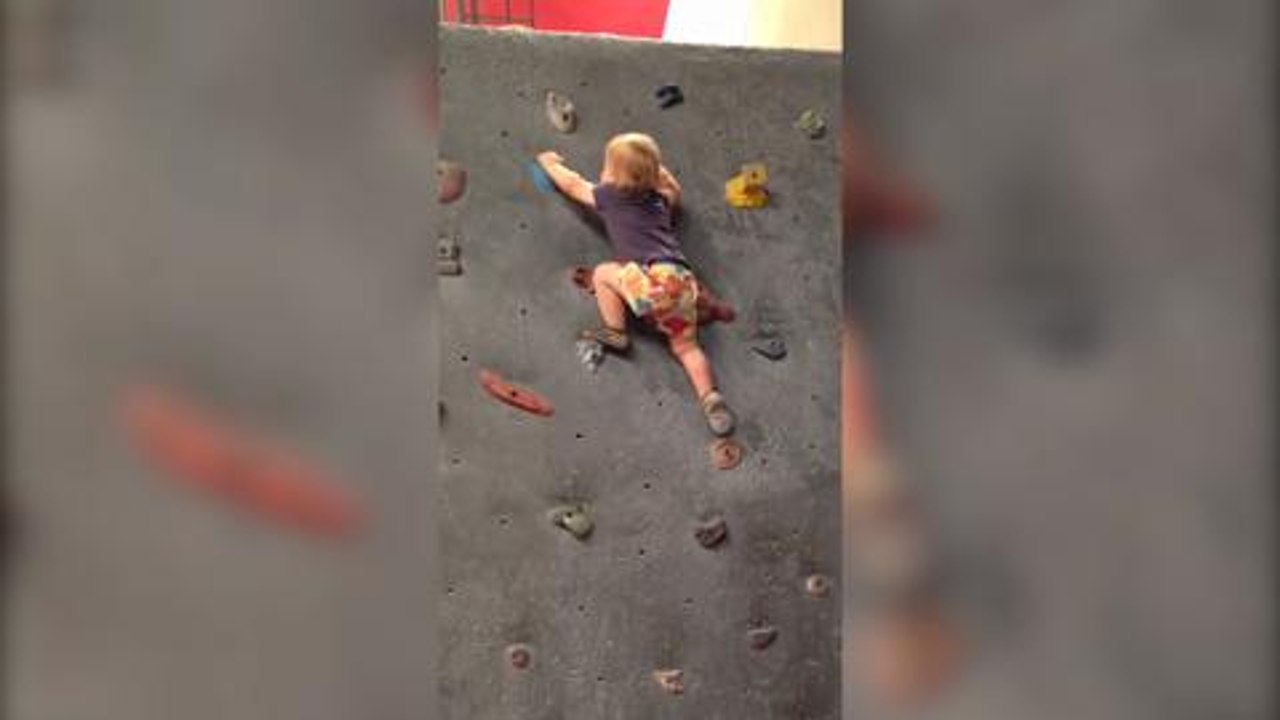 À 19 mois, elle escalade un mur de deux mètres