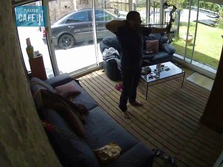 Il tire à l'arc dans la baie vitrée pensant qu'elle était ouverte