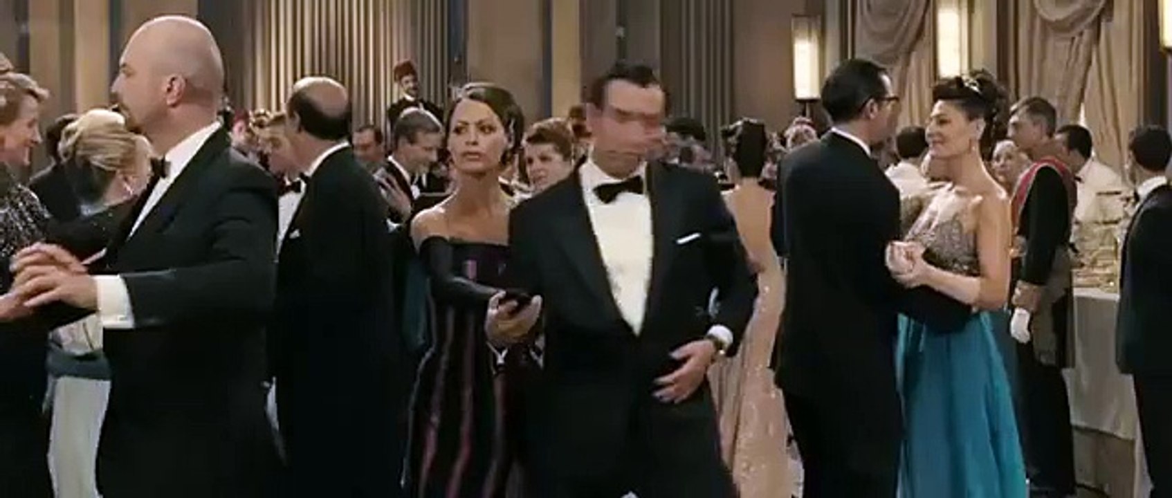 Agent OSS 117 dancing