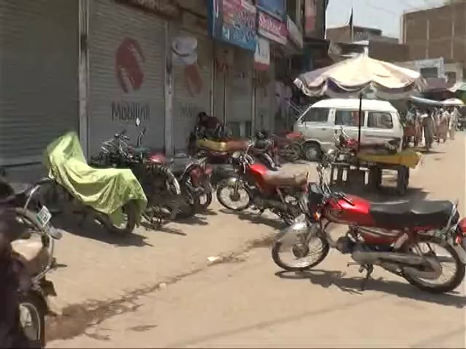 ٹوبہ ٹیک سنگھ میں گلو بٹ ان ایکشن  ویڈ یو کلپ میں دیکھے