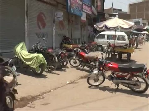 ٹوبہ ٹیک سنگھ میں گلو بٹ ان ایکشن ویڈ یو کلپ میں دیکھے