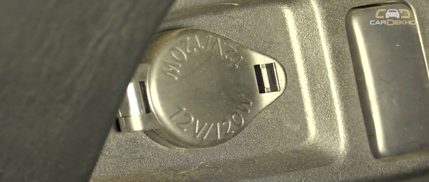 How to Use Rear AC & USB Charging Points in Toyota Fortuner - CarDekho.com