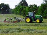 Agriculture: andainage des herbes avec andaineur double rotors CLAAS Liner 2800 et John Deere 6150M