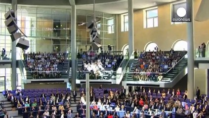 ميركل ترفض التفاوض على اتفاق جديد لدعم اليونان ماليا قبل الاستفتاء