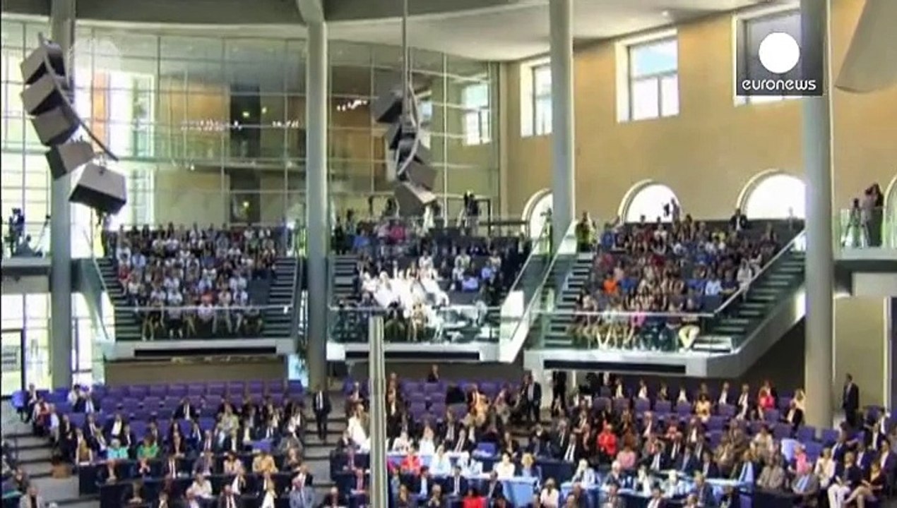 ميركل ترفض التفاوض على اتفاق جديد لدعم اليونان ماليا قبل الاستفتاء