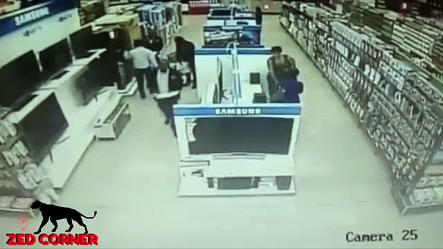 Mira cómo esta mujer se robó un televisor y nadie se dio cuenta