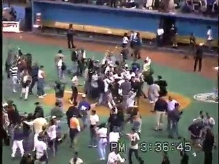 Crowd storms field 1995 American West tie-breaker, Seattle Mariners Angels, Kingdome