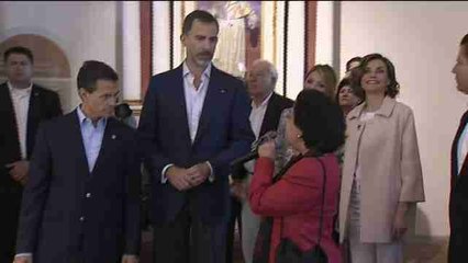 Los reyes de España se despiden emocionados de México