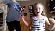 Une maman enceinte et sa fille font une danse adorable