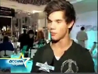 Taylor Lautner New Moon interveiw - Talyor shows off his abs