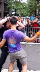 Un policier de New York danse pendant la Gay Pride
