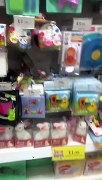 Un homme s'amuse avec une pince