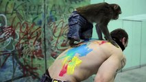 Un tipo si è fatto tatuare la schiena da una scimmia