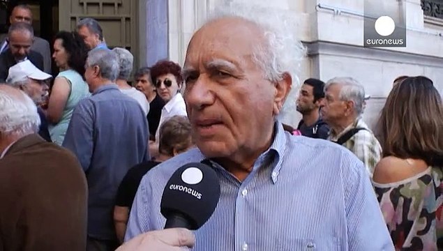 Greek pensioners queue for hours for cash payouts