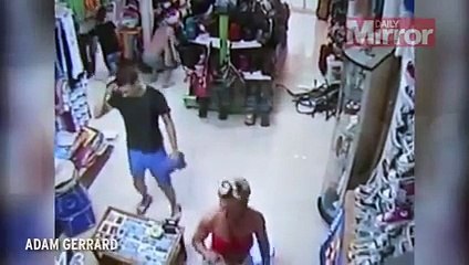 عاجل وحصري لأول مرة :o : فيديو هروب وخوف السياح في محل تجاري داخل النزل اثناء عملية مجزرة سوسة :o