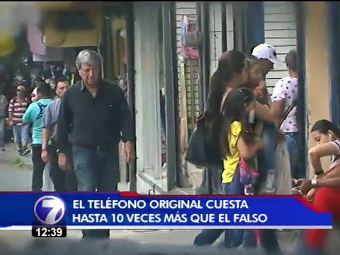Telenoticias deja en evidencia el aumento en la venta de teléfonos falsos