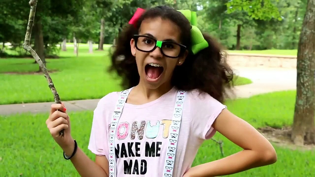 SevenSuperGirls  -  Lucky Nerdy Jazzy vs Unlucky Jazzy!