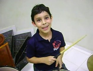 Andrei tocando bateria