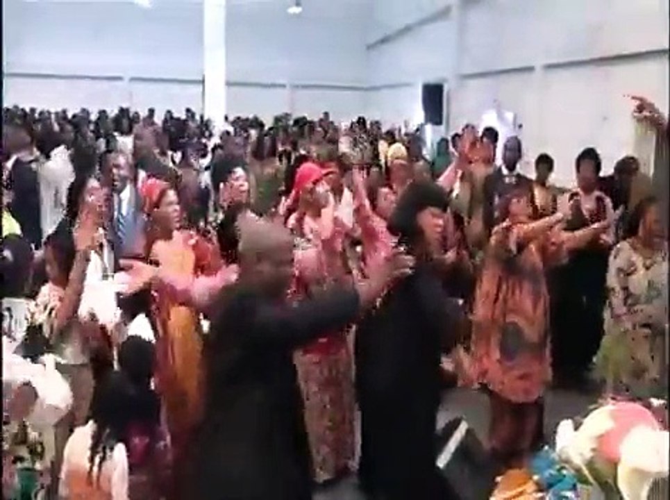 Louange au Ministère Chrétien du Combat Spirituel à Paris emmenée par Maman Nicole Nzikou