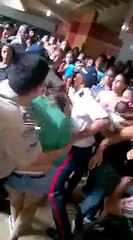 Dos mujeres pelearon por un paquete de toallas sanitarias en un centro comercial
