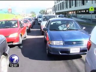 Conductores inventan sus propias leyes en las calles del país