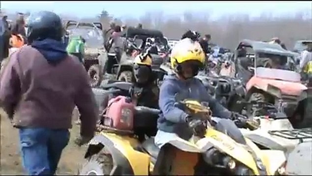 ATV MUDDING! DOG SAYS BRING ON THE MUD!!!!!! COOL DOG RIDING QUAD!!!!!
