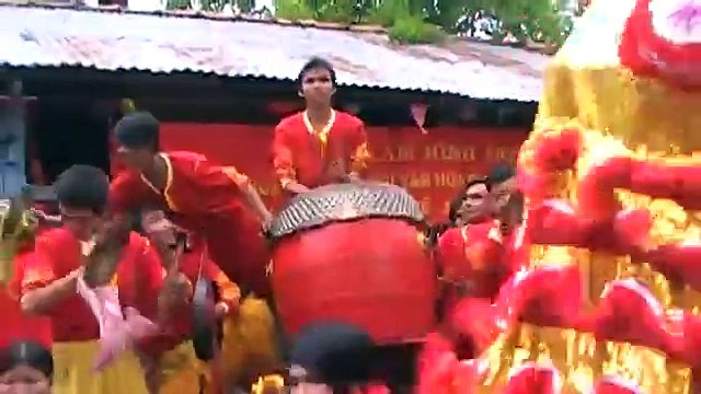 Doan nghe thuat Lan Su Rong LAM MINH THANH via ong Quan co Tran Van Thanh mua lan bieu dien 2011.MOD