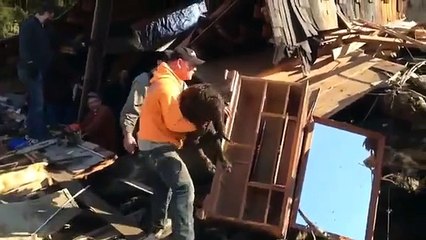 Familia encuentra a su perro bajo escombros que dejó un deslizamiento