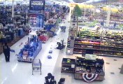 Pillage d'un supermarché Walmart aux USA par 12 jeunes violents