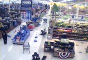 Dozens of young men attacked Wallmart! Real Rampage!